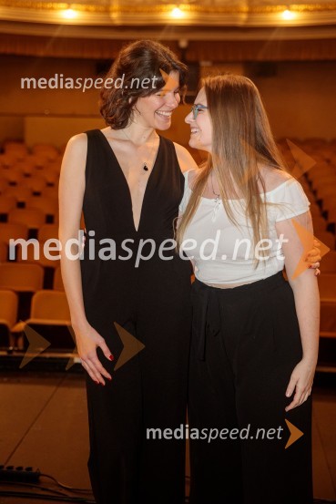  Urša Kavčič, igralka;  ... Mojih 5 minut je danes, dobrodelni koncert za Sklad Jerneja Šugmana