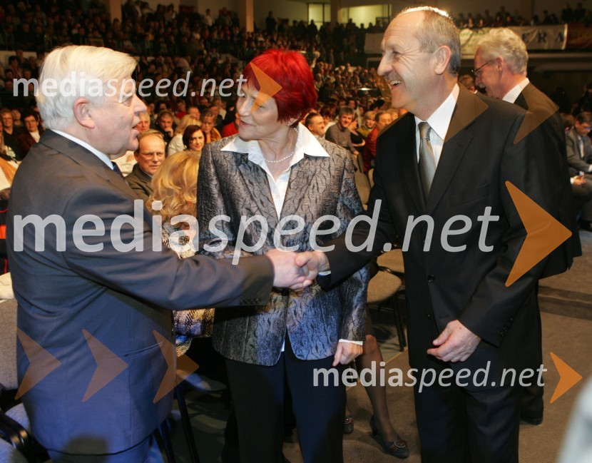 Milan Kučan, nekdanji predsednik Republike Slovenije, Mojca Senčar, Slovenka leta 2005 in predsednica Slovenskega združenja za boj proti raku dojk in Branko Pavlin, predsednik uprave časopisne družbe DnevnikRazglasitev Slovenca leta 2005 Nedeljskega dnevnika
