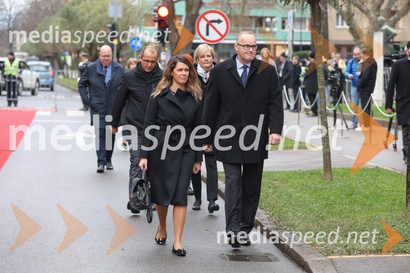  Ula Tomaduz, vodja kabineta, Urad predsednice Republike Slovenije; mag. Uroš Krek,  generalni sekretar, Urad predsednice Republike SlovenijePrimopredaja poslov med Borutom Pahorjem in novo predsednico Natašo Pirc Musar