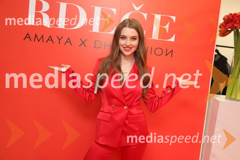  Maja Keuc, pevka, AmayaAmaya in DH fashion s predstavitvijo nove kolekcije Rdeče