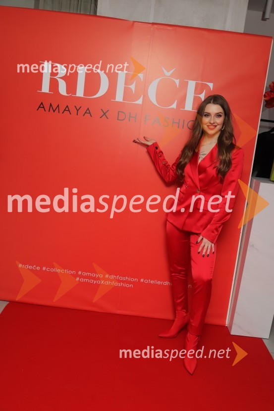  Maja Keuc, pevka, AmayaAmaya in DH fashion s predstavitvijo nove kolekcije Rdeče