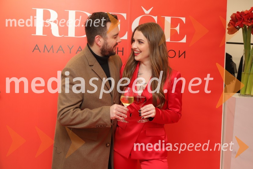  Denis Bende Živčec, novinar, Večer;  Maja Keuc, pevka, AmayaAmaya in DH fashion s predstavitvijo nove kolekcije Rdeče