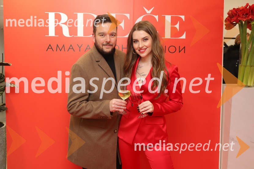  Denis Bende Živčec, novinar, Večer;  Maja Keuc, pevka, AmayaAmaya in DH fashion s predstavitvijo nove kolekcije Rdeče