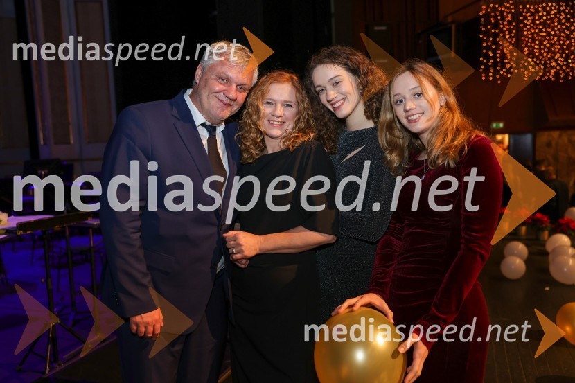  Milan Kuster, predsednik uprave Skupine Lunos;  Damjana Meško Kuster;  Ališka Kuster;  Tara KusterBožično-novoletni koncert Opere SNG Maribor