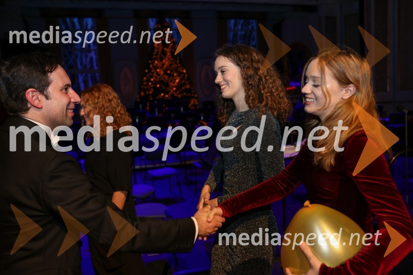  Simon Krečič, umetniški direktor Opere SNG Maribor;  Tara Kuster;  Ališka KusterBožično-novoletni koncert Opere SNG Maribor