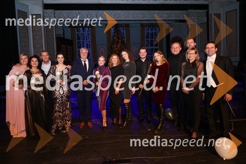  Andreja Zakonjšek Krt, sopranistka;  Irena  Petkova, operna pevka;  Danilo Rošker, direktor SNG Maribor;  Valentina Čuden, operna pevka;  Milan Kuster, predsednik uprave Skupine Lunos;  Sabina  Cvilak, operna pevka;  Damjana Meško Kuster;  Tara Kuster;  Jaka Mihelač, operni pevec;  Ališka Kuster;  Samo Peter Medved,  podžupan, Mestna občina Maribor in član uprave Skupine Lunos;  Duška Medved;  ... ;  Simon Krečič, umetniški direktor Opere SNG MariborBožično-novoletni koncert Opere SNG Maribor