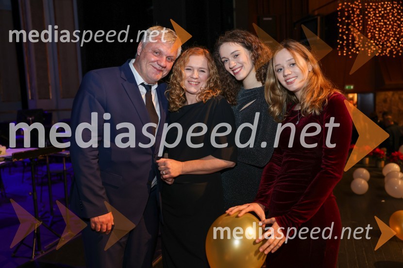  Milan Kuster, predsednik uprave Skupine Lunos;  Damjana Meško Kuster;  Tara Kuster;  Ališka KusterBožično-novoletni koncert Opere SNG Maribor