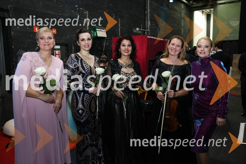  Andreja Zakonjšek Krt, sopranistka;  Valentina Čuden, operna pevka;  Irena  Petkova, operna pevka;  Oksana Pečeny Dolenc, koncertna mojstrica;  Sabina  Cvilak, operna pevkaBožično-novoletni koncert Opere SNG Maribor