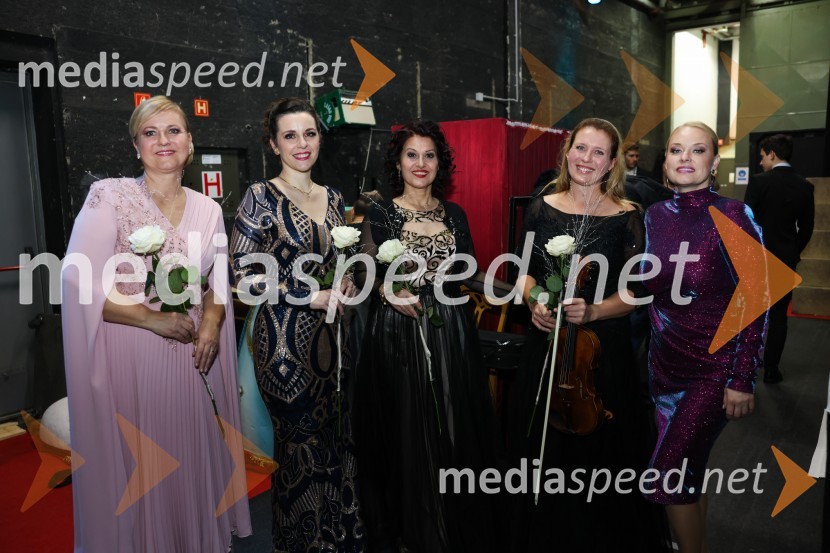  Andreja Zakonjšek Krt, sopranistka;  Valentina Čuden, operna pevka;  Irena  Petkova, operna pevka;  Oksana Pečeny, koncertna mojstrica;  Sabina  Cvilak, operna pevkaBožično-novoletni koncert Opere SNG Maribor