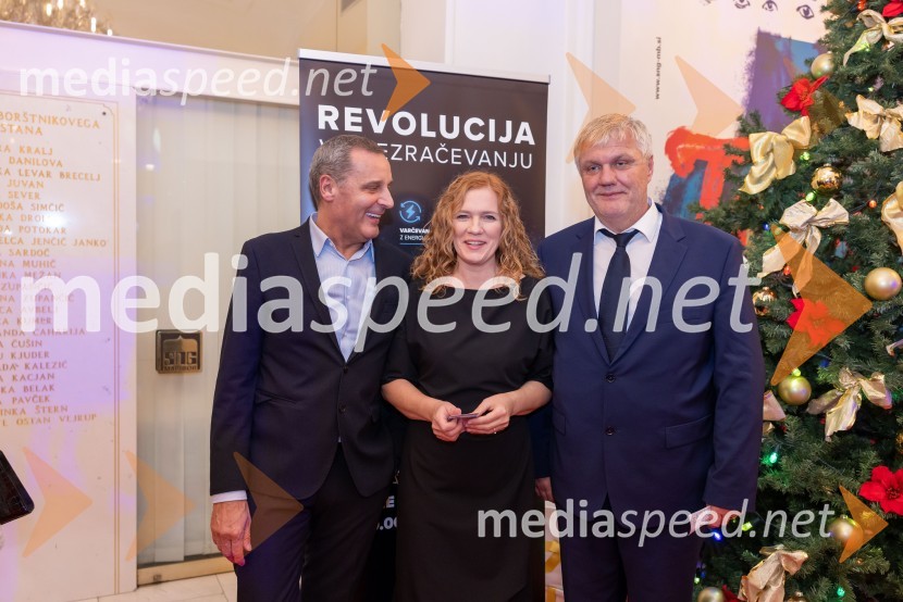  Danilo Rošker, direktor SNG Maribor;  Damjana Meško Kuster;  Milan Kuster, predsednik uprave Skupine LunosBožično-novoletni koncert Opere SNG Maribor