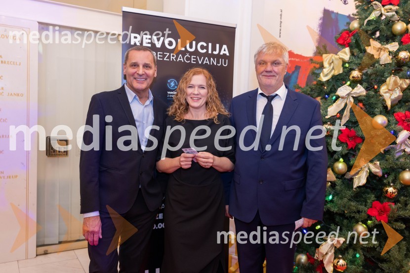  Danilo Rošker, direktor SNG Maribor;  Damjana Meško Kuster;  Milan Kuster, predsednik uprave Skupine LunosBožično-novoletni koncert Opere SNG Maribor