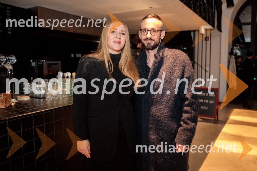  Barbara Svetek, vodja službe za marketing SNG Drama Ljubljana;  Jernej Pristov, vodja službe za odnose z javnostmi SNG Drama LjubljanaGibanje, premiera gledališke igre v Cukrarni