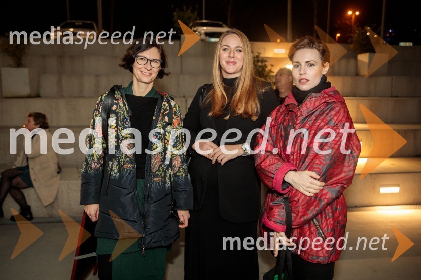  Špela Zorn, organizatorka programa SNG Drama Ljubljana;  Barbara Svetek, vodja službe za marketing SNG Drama Ljubljana;  Mina Špiler, vokal in klaviature, skupina LaibachGibanje, premiera gledališke igre v Cukrarni