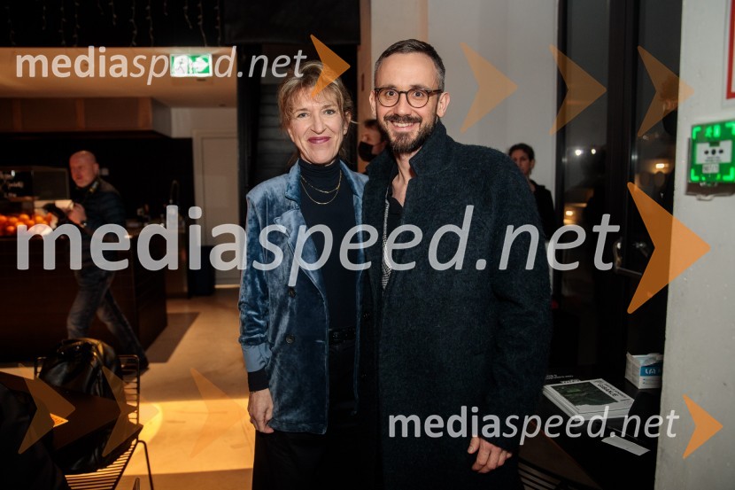  Vesna Jurca Tadel, ravnateljice SNG Drama Ljubljana;  Jernej Pristov, vodja službe za odnose z javnostmi SNG Drama LjubljanaGibanje, premiera gledališke igre v Cukrarni