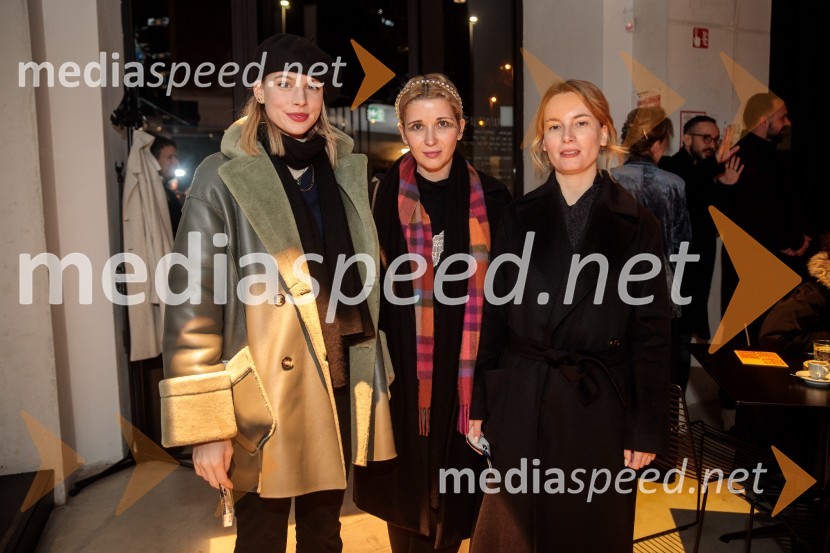  Klara Kuk, igralka, manekenka;  Eva Mahkovic, dramaturginja;  Manca G. Renko, umetniški vodjaGibanje, premiera gledališke igre v Cukrarni