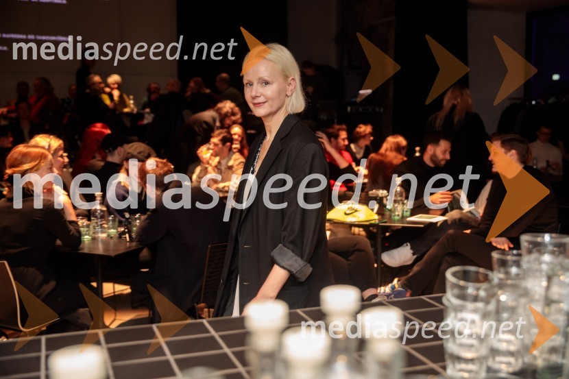  Polona  Juh, igralkaGibanje, premiera gledališke igre v Cukrarni