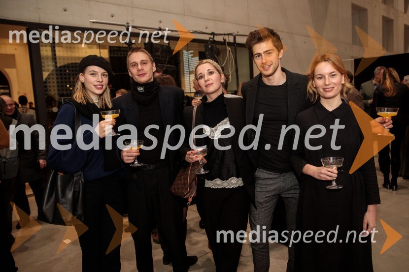  Klara Kuk, igralka, manekenka;  Timon Šturbej, igralec;  Eva Mahkovic, dramaturginja;  Matej Zemljič, igralec;  Manca G. Renko, umetniški vodjaGibanje, premiera gledališke igre v Cukrarni