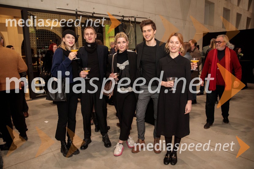  Klara Kuk, igralka, manekenka;  Timon Šturbej, igralec;  Eva Mahkovic, dramaturginja;  Matej Zemljič, igralec;  Manca G. Renko, umetniški vodjaGibanje, premiera gledališke igre v Cukrarni