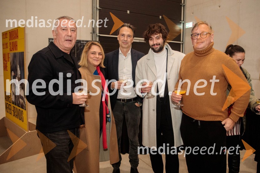  Ivica Buljan, režiser;  ... ;  Tomislav Čizmić, direktor uprave, Mercator d. d.;  Benjamin Krnetić, igralec;  Robert Waltl, direktor, Mini teaterGibanje, premiera gledališke igre v Cukrarni