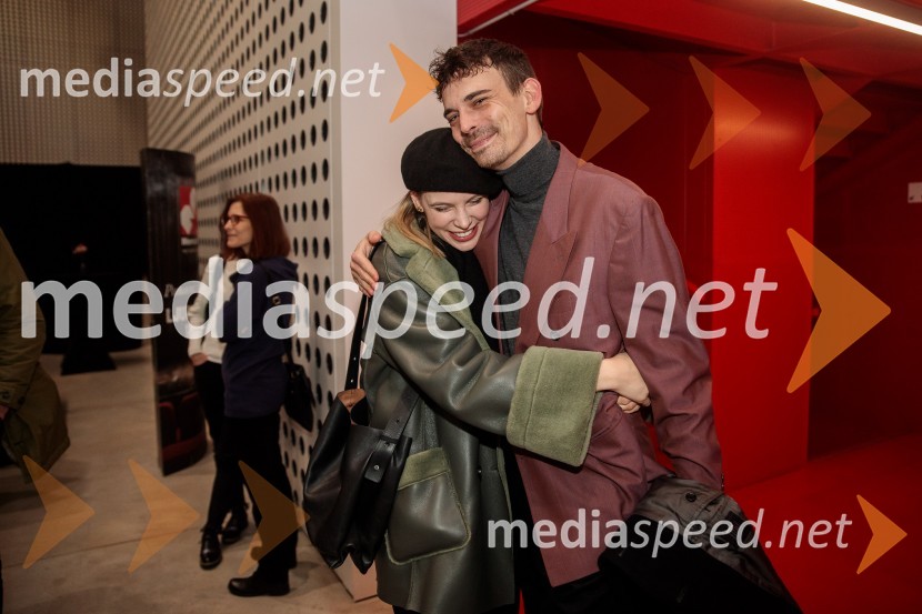  Klara Kuk, igralka, manekenka;  Nejc Cijan Garlatti, igralecGibanje, premiera gledališke igre v Cukrarni