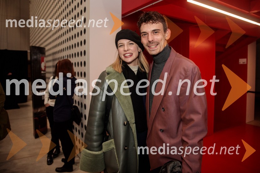  Klara Kuk, igralka, manekenka;  Nejc Cijan Garlatti, igralecGibanje, premiera gledališke igre v Cukrarni