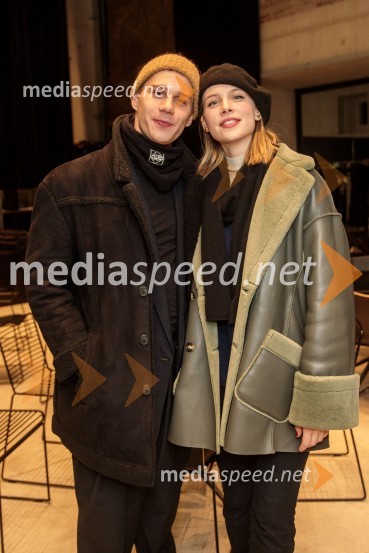  Timon Šturbej, igralec;  Klara Kuk, igralka, manekenkaGibanje, premiera gledališke igre v Cukrarni