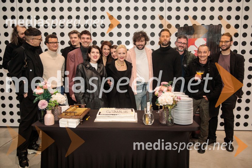  Branko Hojnik, scenograf;  Matjaž Plošinjak, modni oblikovalec;  Juš A. Zidar, režiser;  ... ;  Nejc Cijan Garlatti, igralec;  ... ;  ... ;  Polona  Juh, igralka;  Benjamin Krnetić, igralec;  ... ;  ... ;  ... ;  ... Gibanje, premiera gledališke igre v Cukrarni