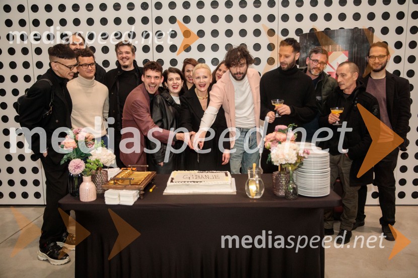 Matjaž Plošinjak, modni oblikovalec;  Juš A. Zidar, režiser;  ... ;  Nejc Cijan Garlatti, igralec;  ... ;  Polona  Juh, igralka;  Benjamin Krnetić, igralec;  ... ;  ... ;  ... ;  ... Gibanje, premiera gledališke igre v Cukrarni