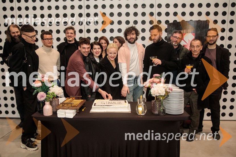  Branko Hojnik, scenograf;  Matjaž Plošinjak, modni oblikovalec;  Juš A. Zidar, režiser;  ... ;  Nejc Cijan Garlatti, igralec;  ... ;  ... ;  Polona  Juh, igralka;  Benjamin Krnetić, igralec;  ... ;  ... ;  ... ;  ... Gibanje, premiera gledališke igre v Cukrarni