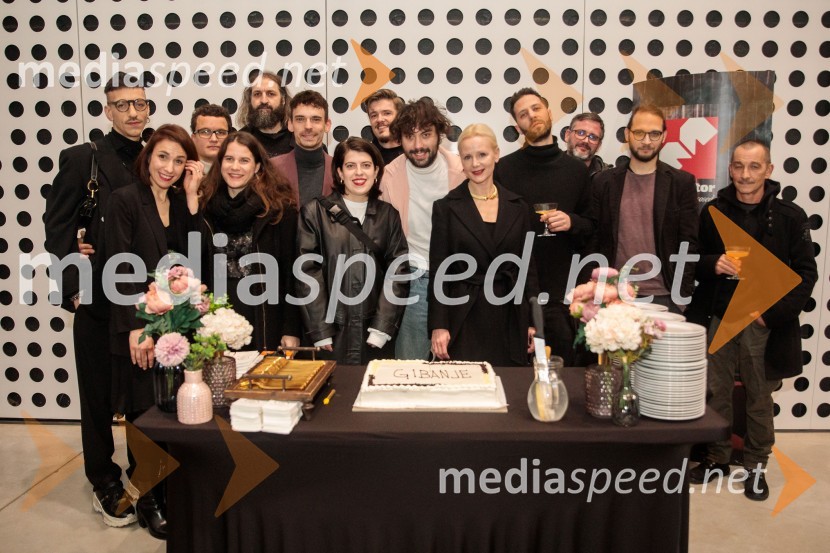  Matjaž Plošinjak, modni oblikovalec;  ... ;  Juš A. Zidar, režiser;  Eva Kraševec, dramaturginja;  Branko Hojnik, scenograf;  Nejc Cijan Garlatti, igralec;  ... ;  ... ;  Benjamin Krnetić, igralec;  Polona  Juh, igralka;  ... ;  ... ;  ... ;  ... Gibanje, premiera gledališke igre v Cukrarni