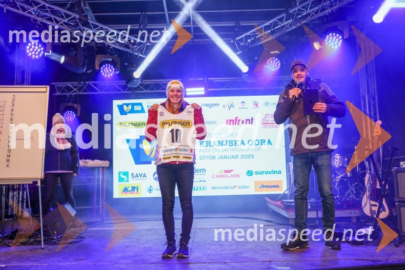  Katharina Liensberger, smučarka (Avstrija);  Mitja Šeško, moderator prireditev Žreb prvega veleslaloma 59. Zlate lisice