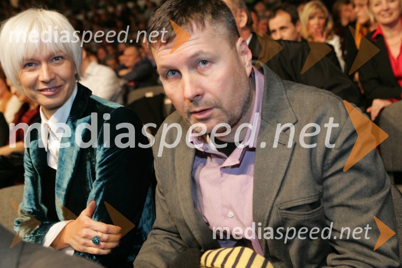 Barbra Drnač, plesna novinarka in urednica oddaje Parada plesa in Bojan PožarRazglasitev Slovenca leta 2005 Nedeljskega dnevnika