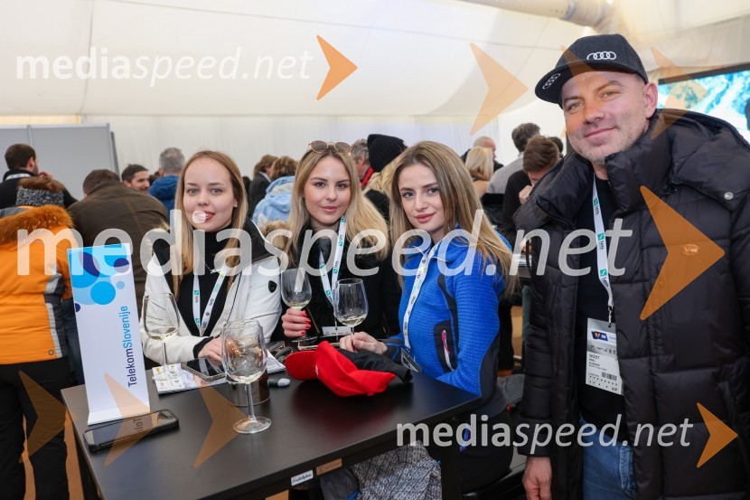  Hana Radonjič;  Manja Koželj;  Lina Pečovnik;  Nino Klinger, lastnik, bar Mačka59. Zlata lisica, VIP sobota