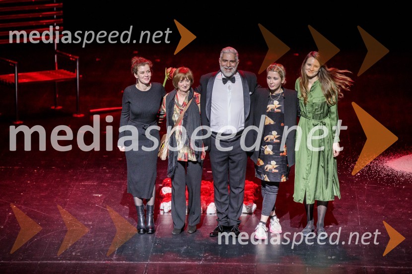  Aleksandra Šuklar, marimbistka;  Maja Cerar, lektorica;  Sebastian Cavazza, dramski in filmski igralec;  Eva Mahkovic, dramaturginja;  ... Shakespeare, premiera monoprojekta Sebastiana Cavazze