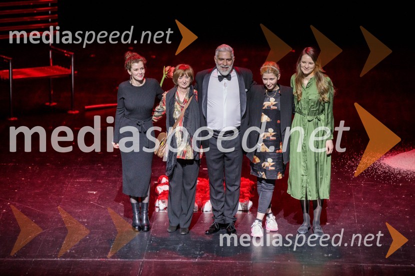  Aleksandra Šuklar, marimbistka;  Maja Cerar, lektorica;  Sebastian Cavazza, dramski in filmski igralec;  Eva Mahkovic, dramaturginja;  ... Shakespeare, premiera monoprojekta Sebastiana Cavazze