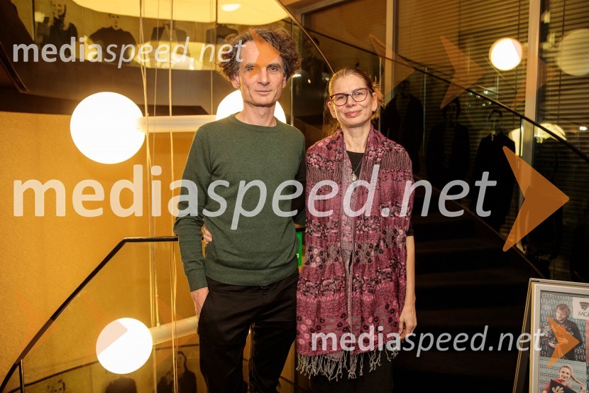  Jure Longyka, moderator;  Eva Longyka Marušič, voditeljicaShakespeare, premiera monoprojekta Sebastiana Cavazze