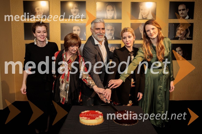  Aleksandra Šuklar, marimbistka;  Maja Cerar, lektorica;  Sebastian Cavazza, dramski in filmski igralec;  Eva Mahkovic, dramaturginja;  ... Shakespeare, premiera monoprojekta Sebastiana Cavazze