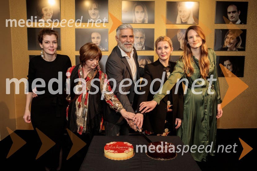  Aleksandra Šuklar, marimbistka;  Maja Cerar, lektorica;  Sebastian Cavazza, dramski in filmski igralec;  Eva Mahkovic, dramaturginja;  ... Shakespeare, premiera monoprojekta Sebastiana Cavazze