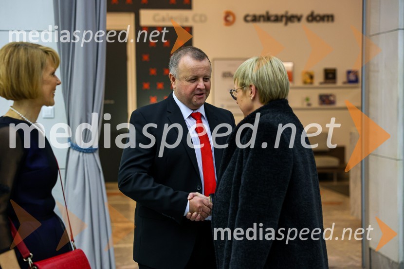  Darko Svetak, urednik revije, IRT3000; dr. Nataša Pirc Musar, predsednica Republike SlovenijeInženirka leta 2022 je Rosana Kolar