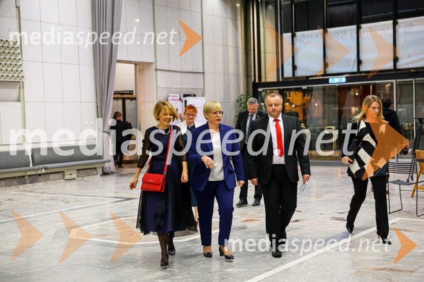 mag. Edita Kuhelj Krajnović, direktorica, Mediade; dr. Nataša Pirc Musar, predsednica Republike Slovenije;  Darko Svetak, urednik revije, IRT3000Inženirka leta 2022 je Rosana Kolar