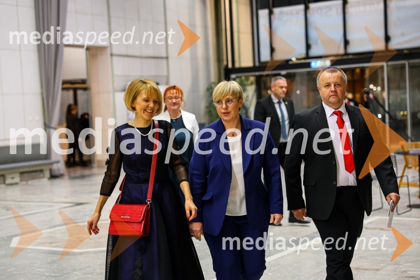 mag. Edita Kuhelj Krajnović, direktorica, Mediade; dr. Nataša Pirc Musar, predsednica Republike Slovenije;  Darko Svetak, urednik revije, IRT3000Inženirka leta 2022 je Rosana Kolar