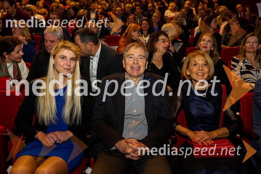 dr. Dora Domajnko, razvojna inženirka, RLS merilna tehnika, Inženirka leta 2018; dr. Mark Pleško, predsednik IAS; mag. Edita Kuhelj Krajnović, direktorica, MediadeInženirka leta 2022 je Rosana Kolar