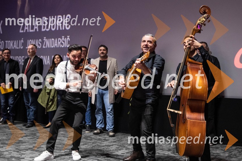  Mišo Kontrec, pevec;  Jože Kontrec, Langa;  Dominik Kontrec, član skupine, Mlada LangaDedek gre na jug premiera, Cineplexx Ljubljana