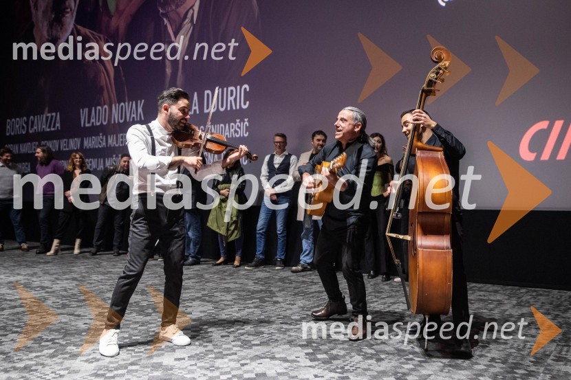  Mišo Kontrec, pevec;  Jože Kontrec, Langa;  Dominik Kontrec, član skupine, Mlada LangaDedek gre na jug premiera, Cineplexx Ljubljana