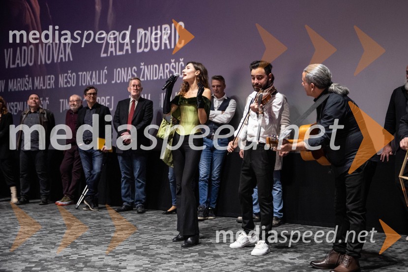  Zala Djurić, igralka;  Mišo Kontrec, pevec;  Jože Kontrec, LangaDedek gre na jug premiera, Cineplexx Ljubljana