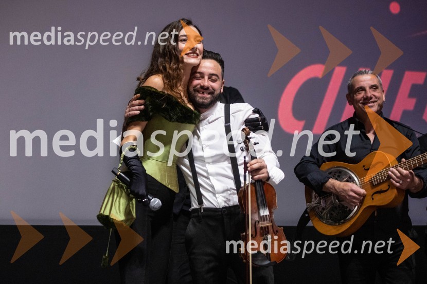  Zala Djurić, igralka;  Mišo Kontrec, pevec;  Jože Kontrec, LangaDedek gre na jug premiera, Cineplexx Ljubljana