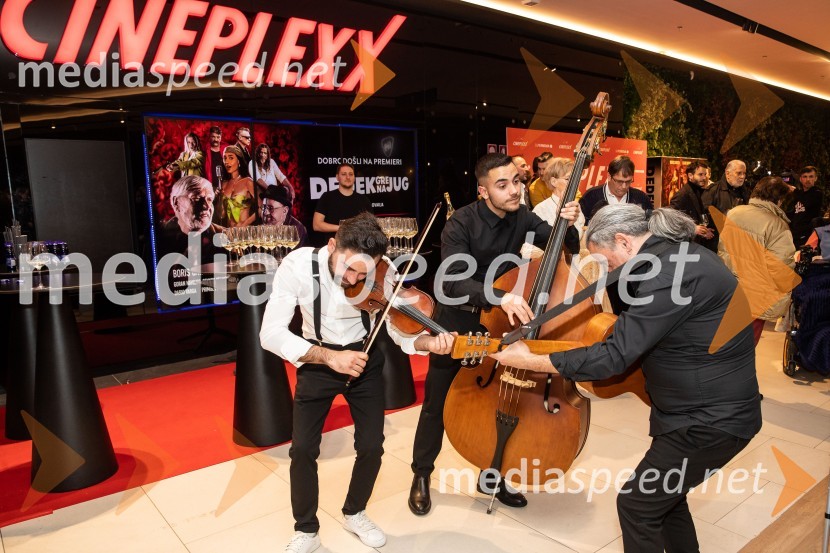  Mišo Kontrec, pevec;  Dominik Kontrec, član skupine, Mlada Langa;  Jože Kontrec, LangaDedek gre na jug premiera, Cineplexx Ljubljana