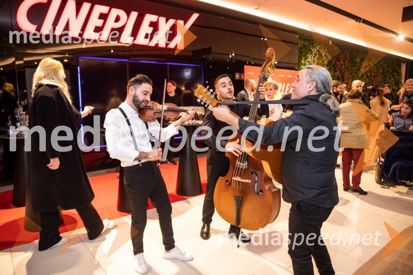  Mišo Kontrec, pevec;  Dominik Kontrec, član skupine, Mlada Langa;  Jože Kontrec, LangaDedek gre na jug premiera, Cineplexx Ljubljana