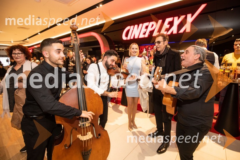  Dominik Kontrec, član skupine, Mlada Langa;  Mišo Kontrec, pevec;  Tanja Ribič, igralka;  Branko Djurić, igralec;  Jože Kontrec, LangaDedek gre na jug premiera, Cineplexx Ljubljana