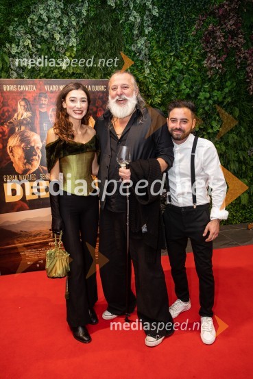  Zala Djurić, igralka;  Vinci Vogue Anžlovar, scenarist;  Miško Kontrec, član skupine, Mlada LangaDedek gre na jug premiera, Cineplexx Ljubljana